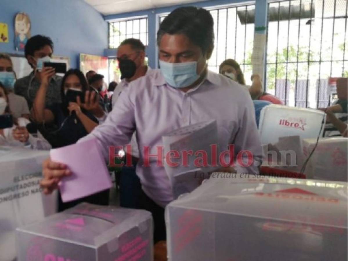 Un entusiasta Wilfredo Méndez acude a votar en Tegucigalpa (Fotos)