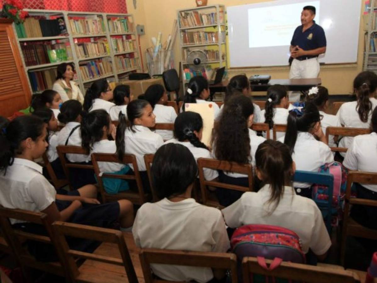 Las niñas del CEB República de Argentina son motivadas para compartir las enseñanzas ecológicas