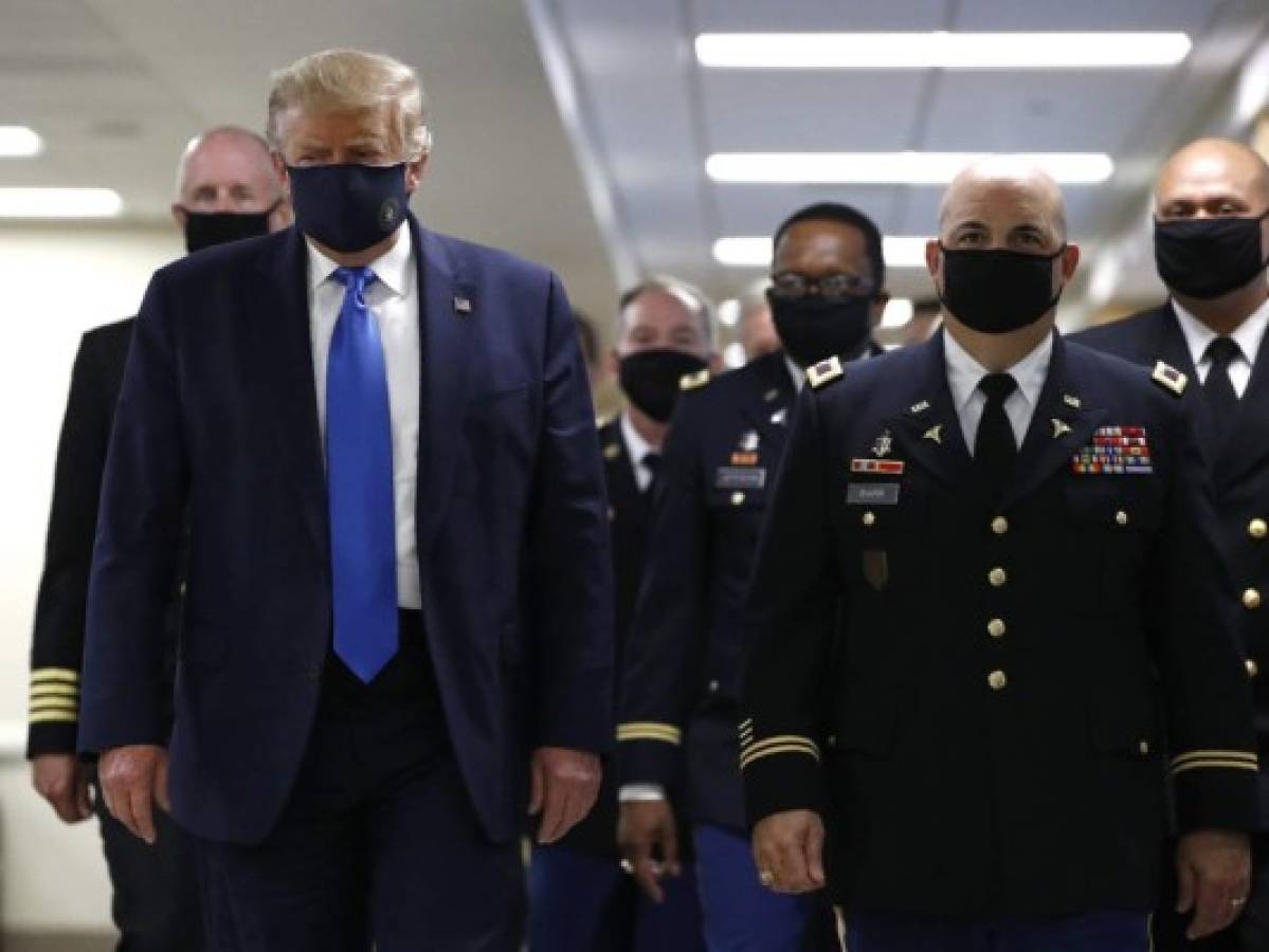 Trump usa mascarilla durante visita a hospital militar