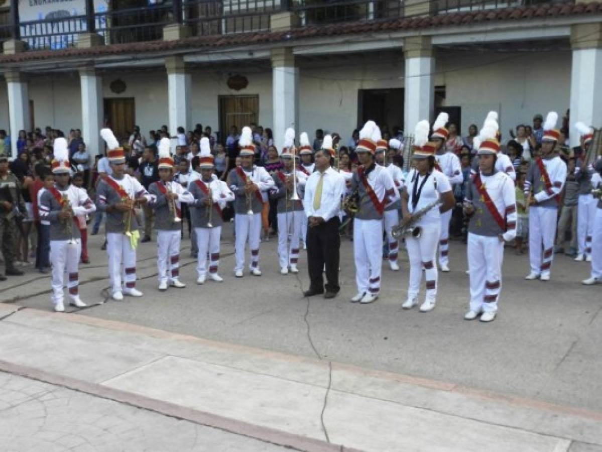 Con desfile alumnos despiden mes patrio