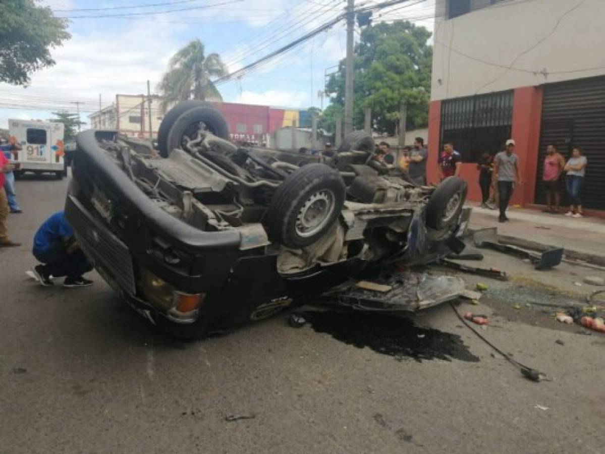 Varios heridos tras aparatoso accidente entre dos busitos en San Pedro Sula