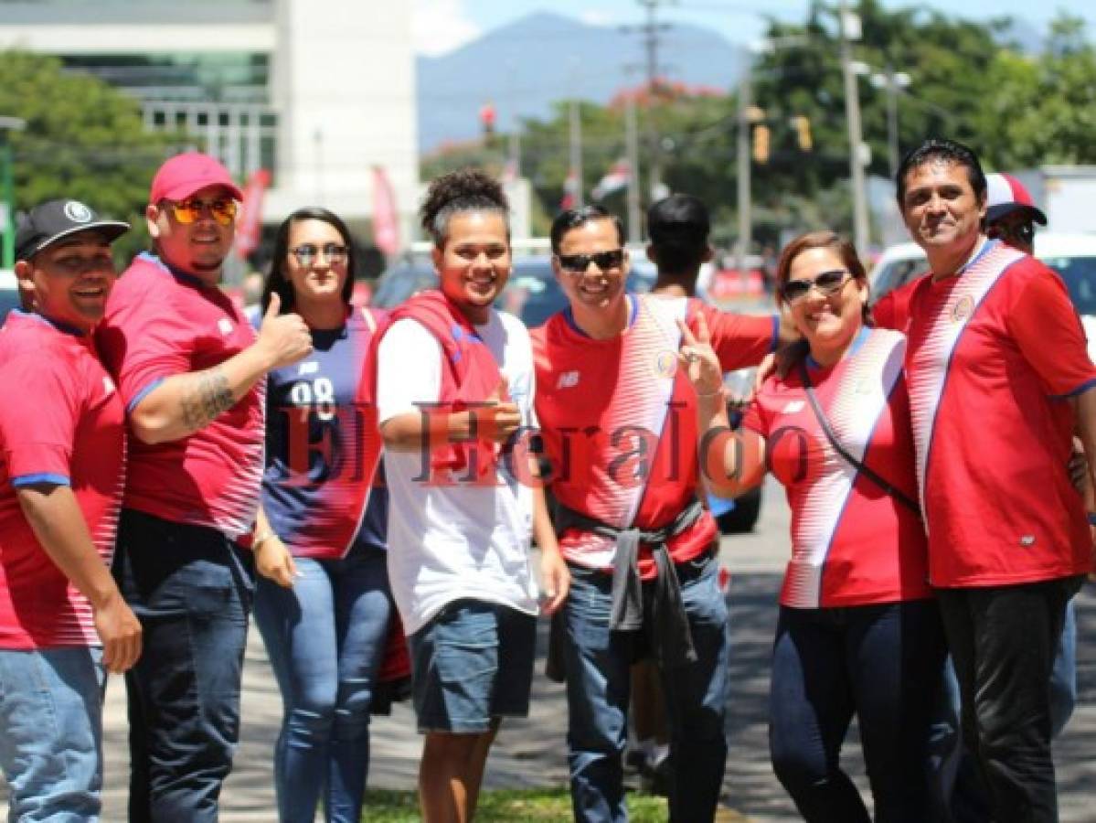 Ambiente de fiesta en las afueras del Nacional previo al Costa Rica-Honduras