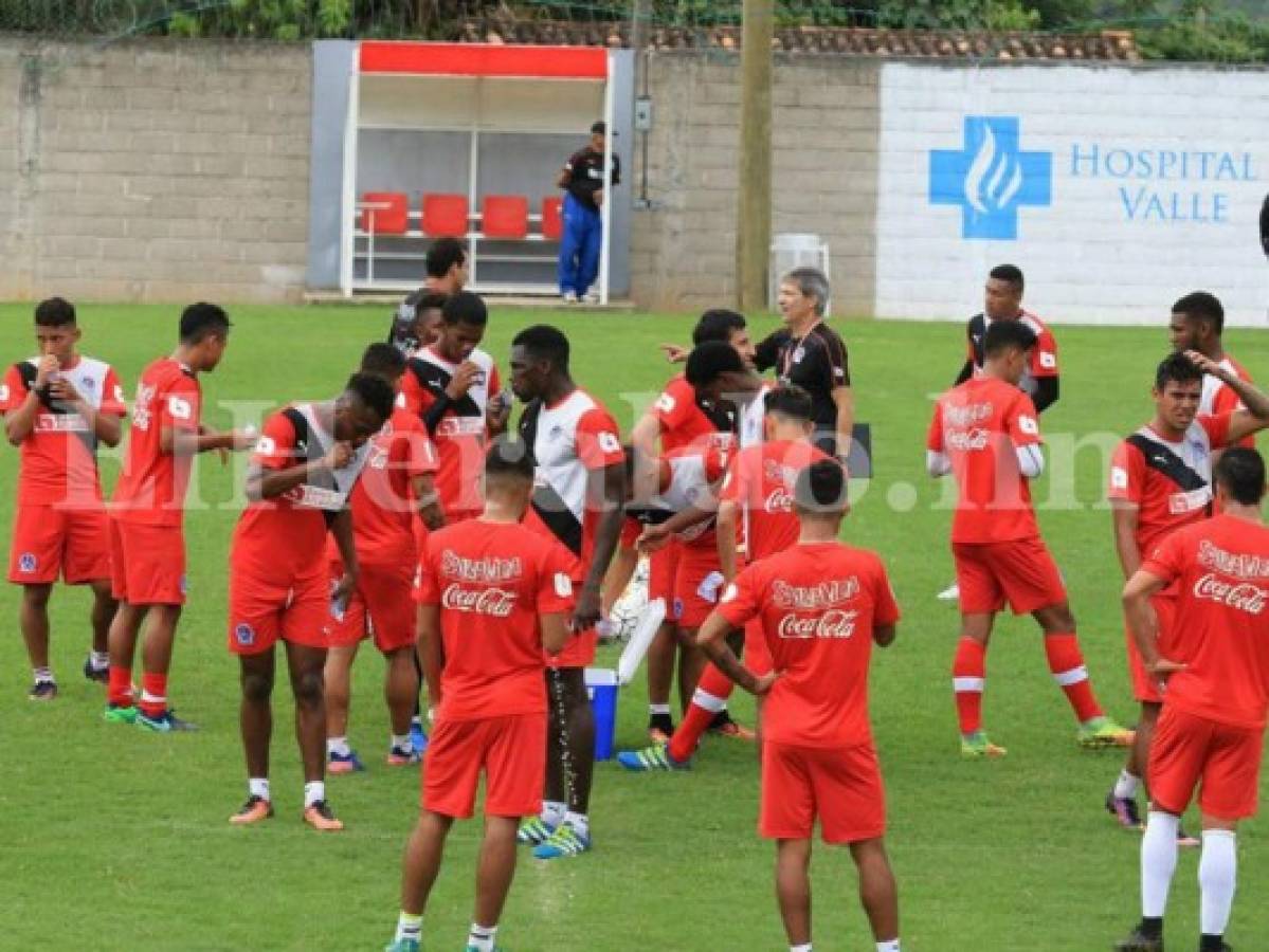 Carlo Costly se presenta a los entrenamientos de Olimpia dos semanas después