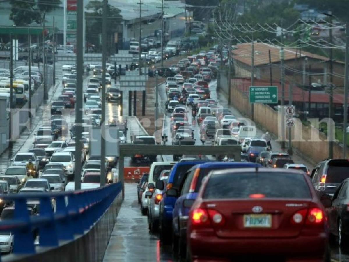 Así lucen las calles de Tegucigalpa por la lluvias que provan circulación vehicular más lenta/ EL HERALDO