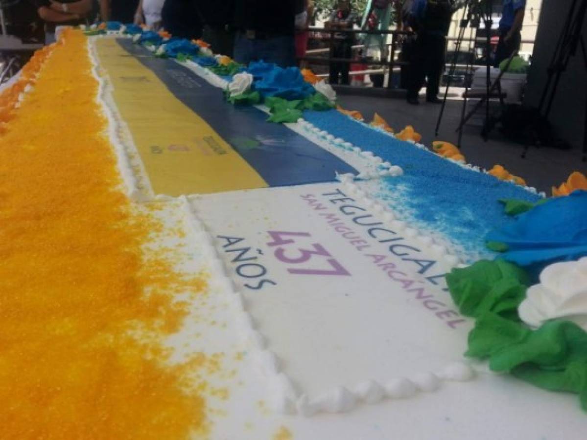 Con enorme pastel celebran 437 aniversario de Tegucigalpa