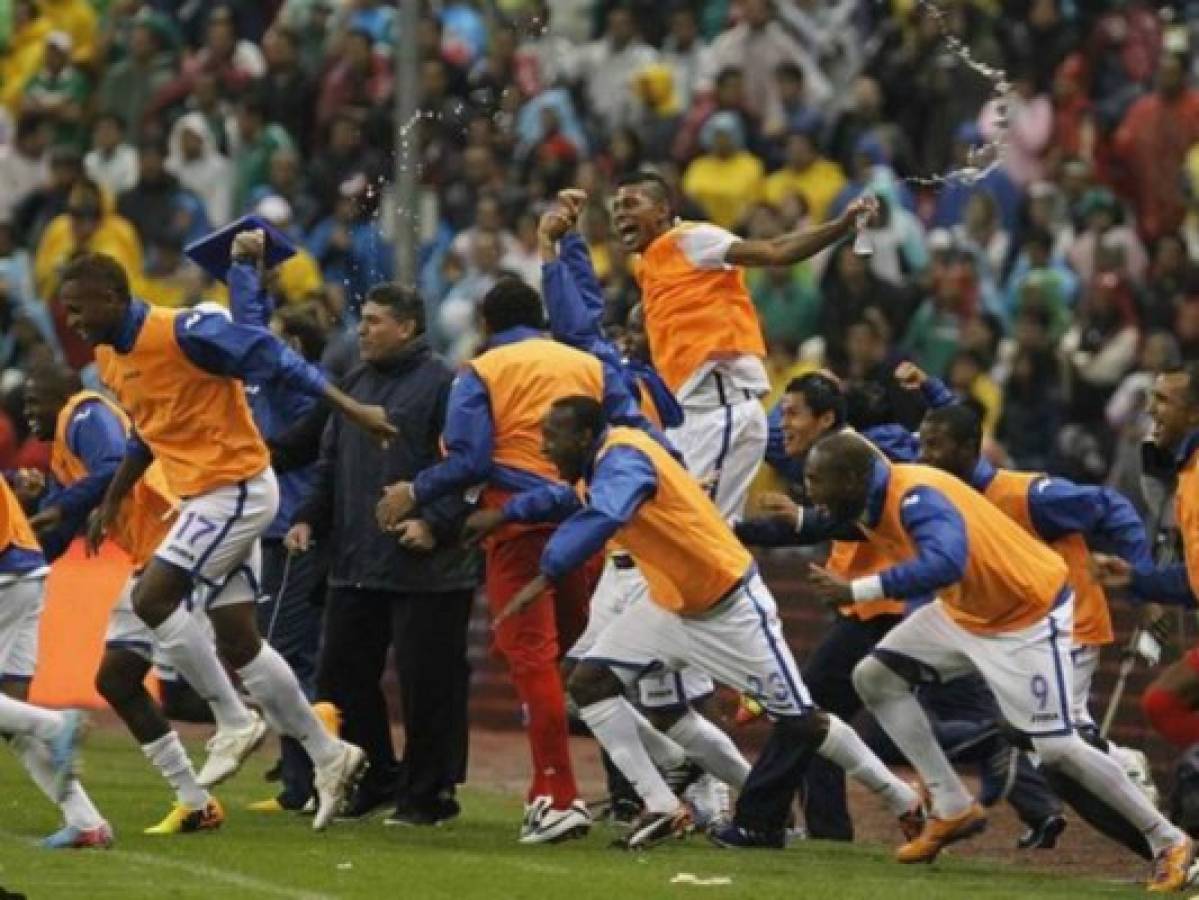 Así celebraron en la banca de Honduras cuando el árbitro pitó el final en el estadio Azteca. (Foto: @Carlocostly31 en Instagram)