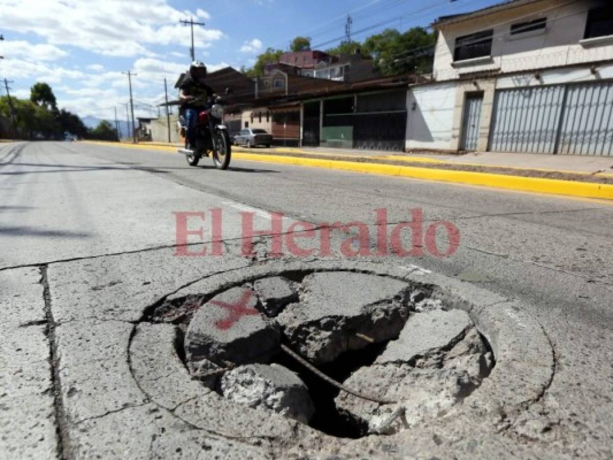 Conductores están en riesgo por un agujero en calle de la Villa Olímpica de la capital