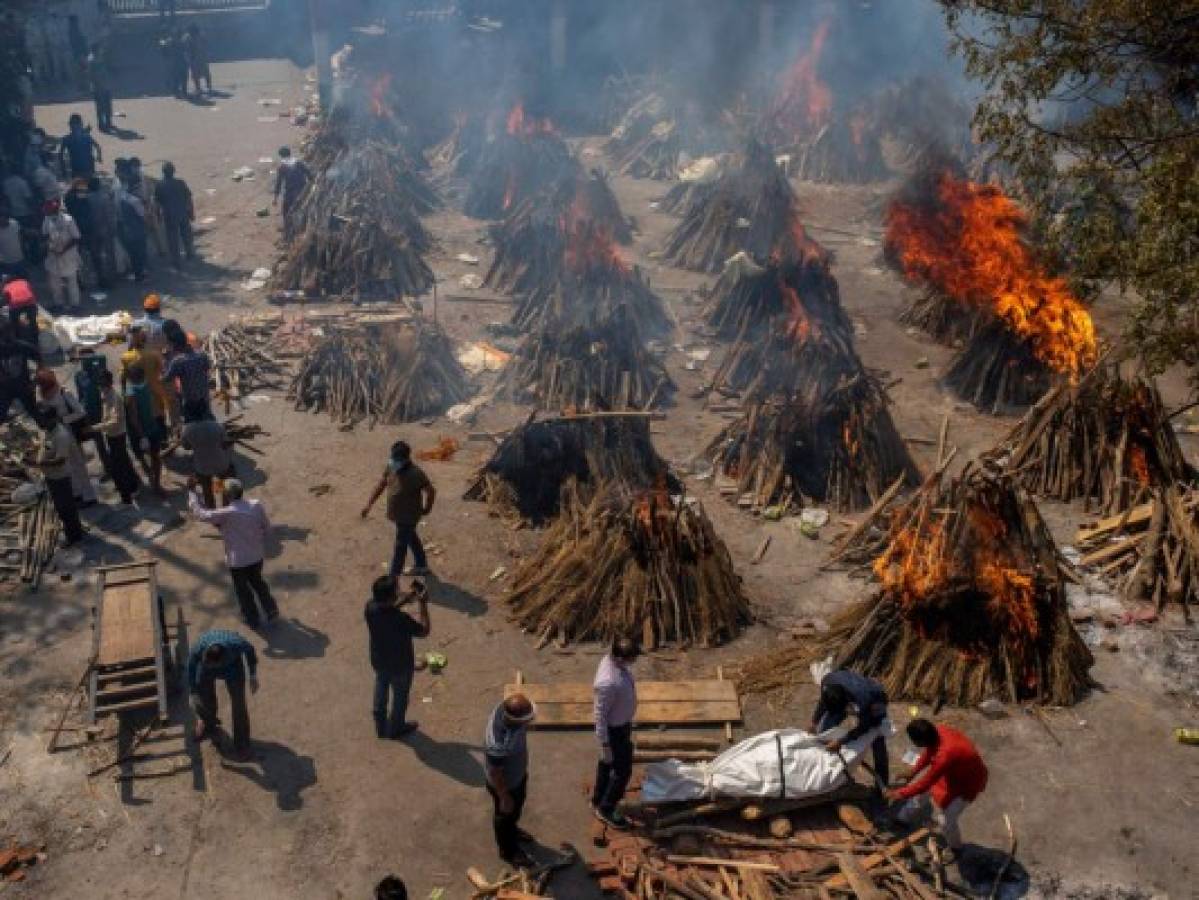 Los crematorios en India están colapsando por covid-19  