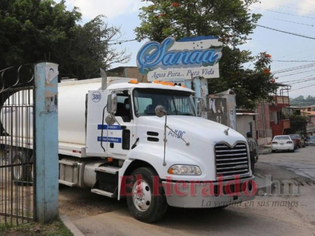 Debido al nuevo horario, de manera permanente se lleva agua en cisternas a los barrios y colonias que recibirán el vital líquido cada seis días. Foto: El Heraldo