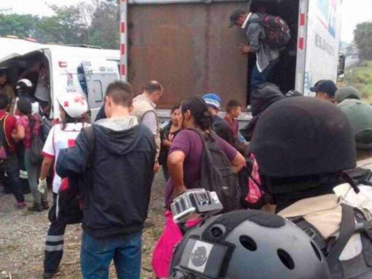 Rescatan a 142 migrantes guatemaltecos que estaban en un camión abandonado en Veracruz