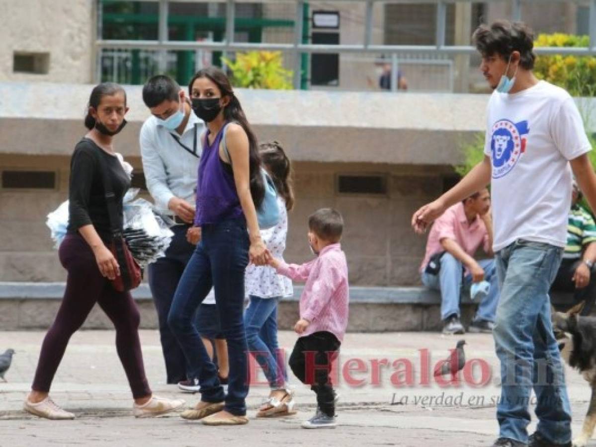 Hay personas que usan mal la mascarilla. Foto: El Heraldo