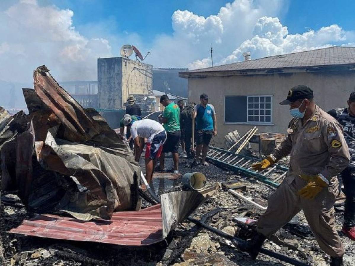 Suben a 4 mil los afectados por el incendio en Guanaja; calor dificulta los trabajos