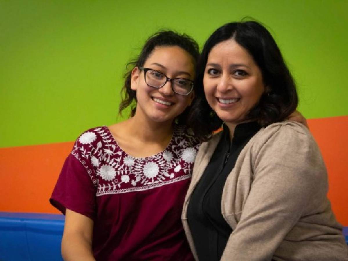 Madres e hijas latinas en EEUU superan obstáculos juntas  
