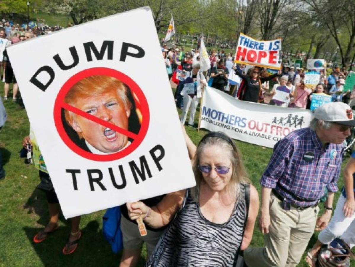 Miles protestan contra las políticas climáticas de Trump