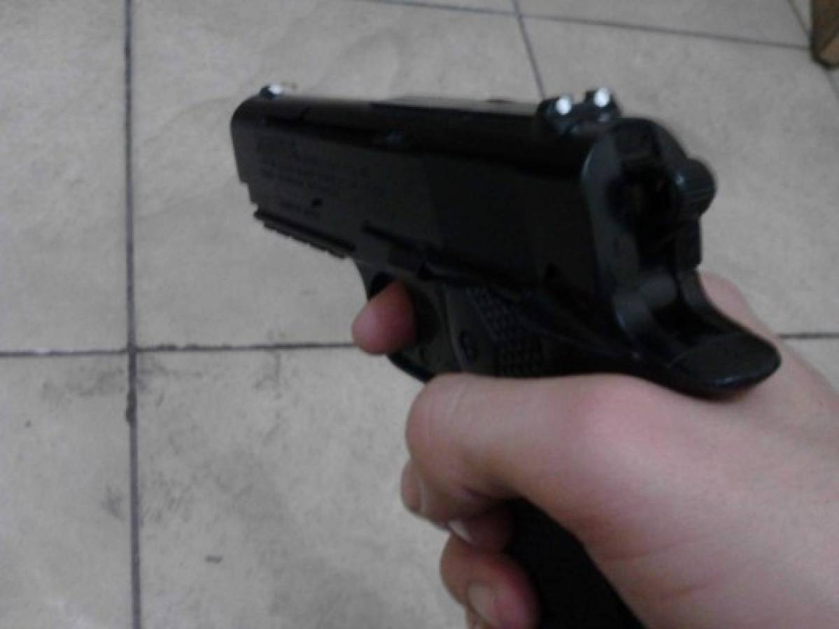 Hombre que se tomaba selfies con un arma, se dispara y muere