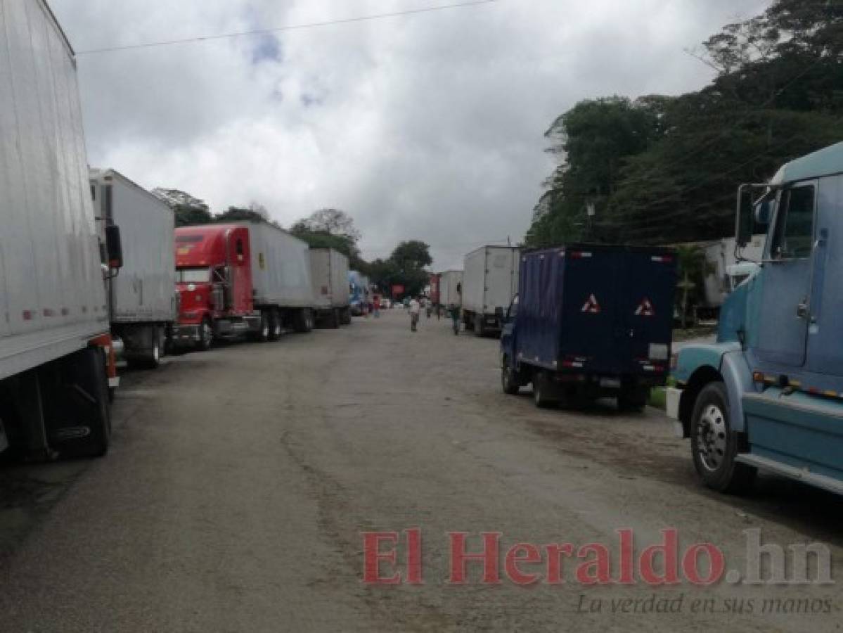 Filas de furgones provocan un embudo en aduana Las Manos