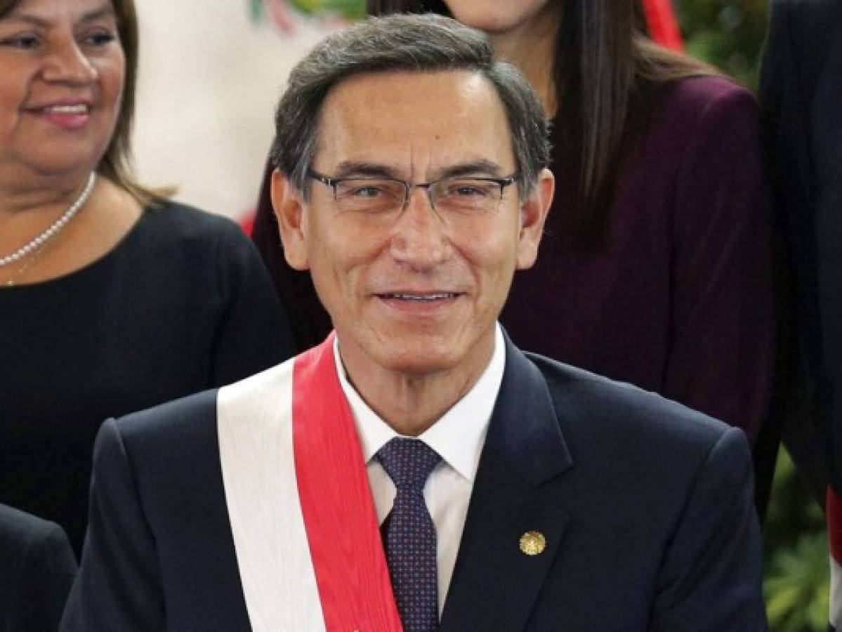 Presidente de Perú cambia de gabinete, incluido el ministro de Salud