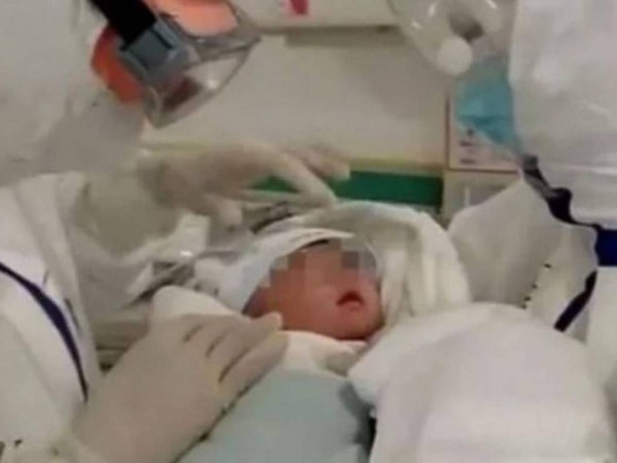 Xiao Xiao, bebé de 17 días que sobrevivió al coronavirus sin remedios