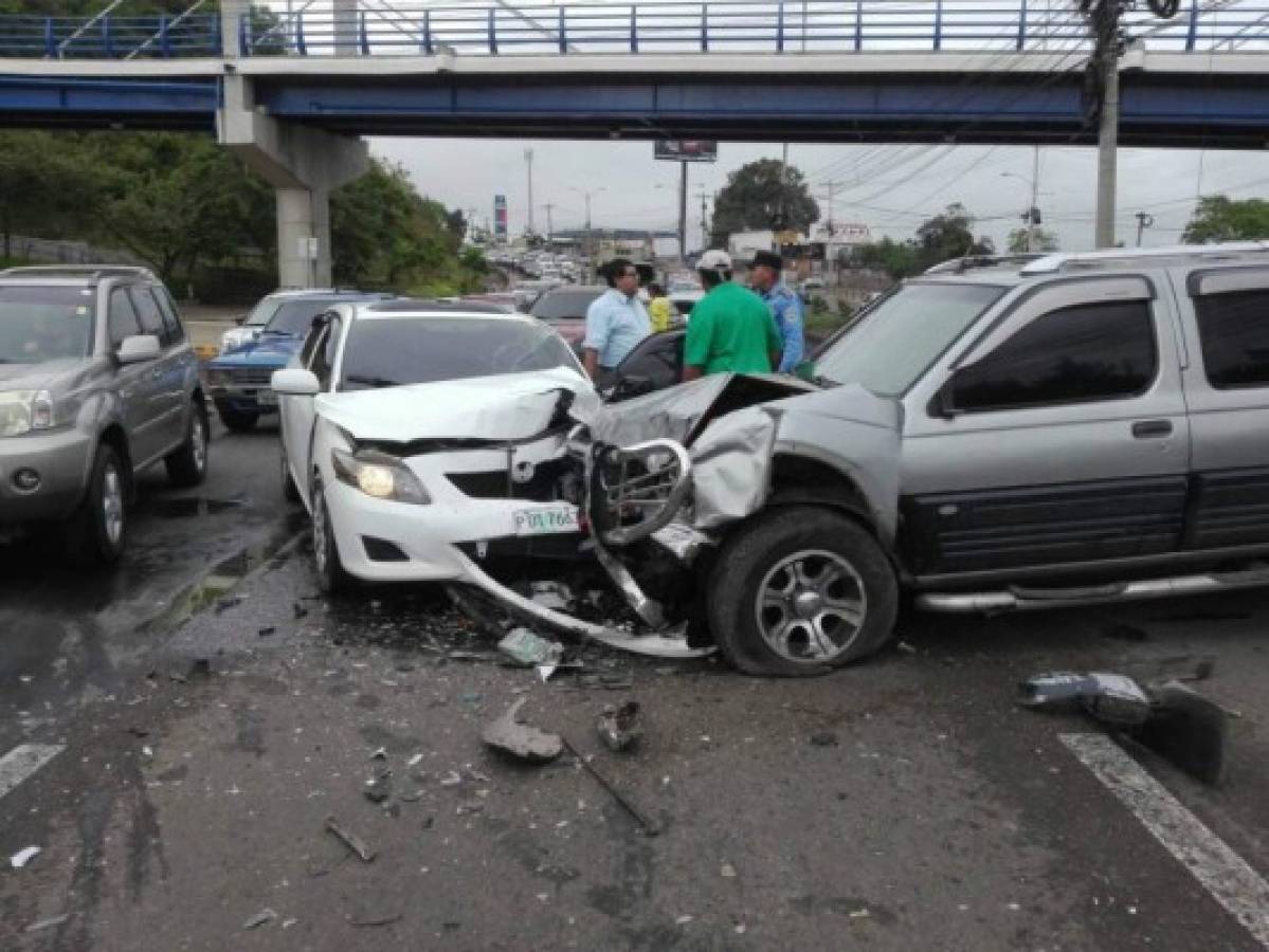 Cuatro personas heridas deja triple colisión en el anillo periférico de Tegucigalpa