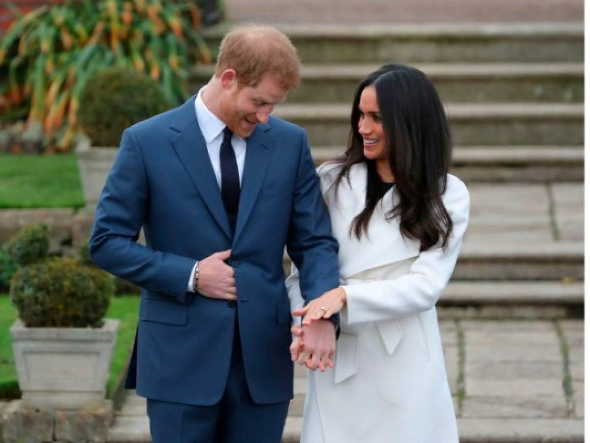 El príncipe Harry de Gran Bretaña con su prometida, la actriz estadounidense Meghan Markle.