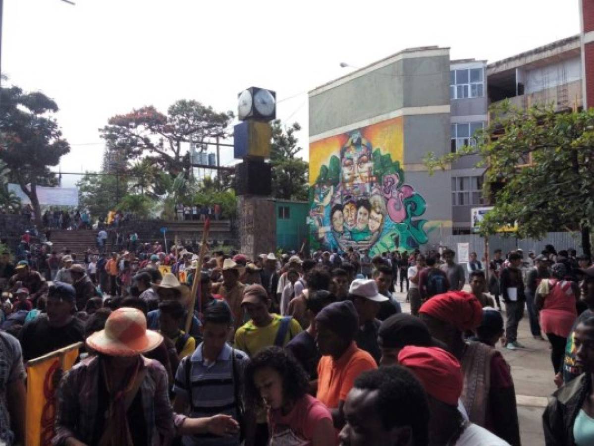 Honduras: Miembros del Copinh protestan en las afueras del Ministerio Público