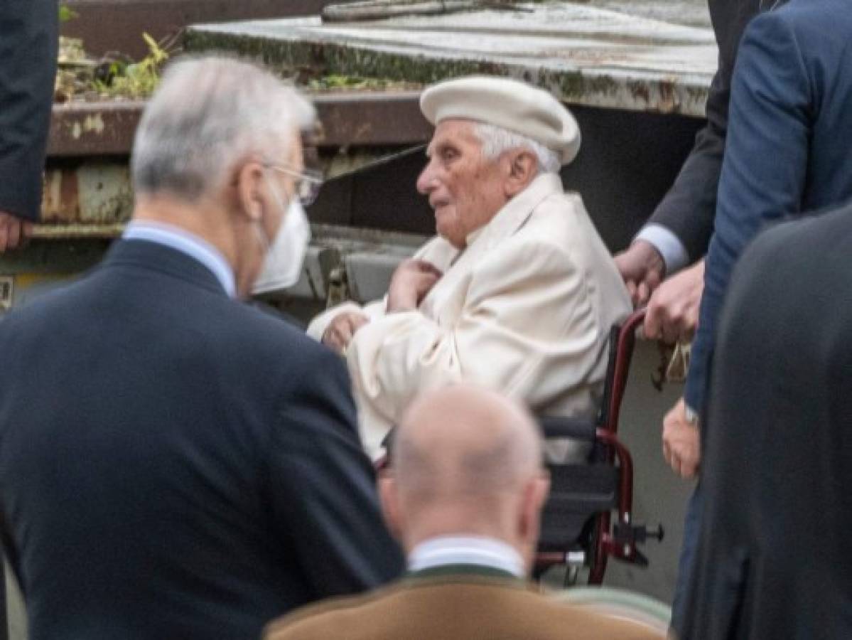 Papa emérito sale hacia el Vaticano tras visitar a su hermano  