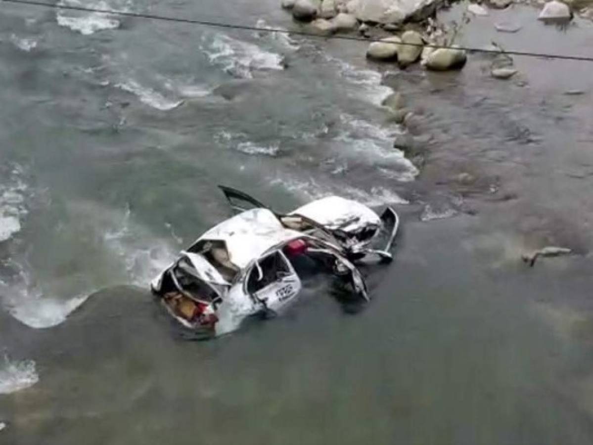 Taxista perdió el control y cayó en el río Cuyamel; hubo tres heridos