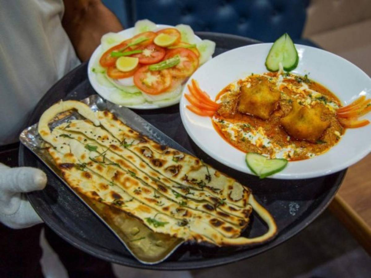 Restaurante indio le apuesta al 'covid curry' para llenar mesas