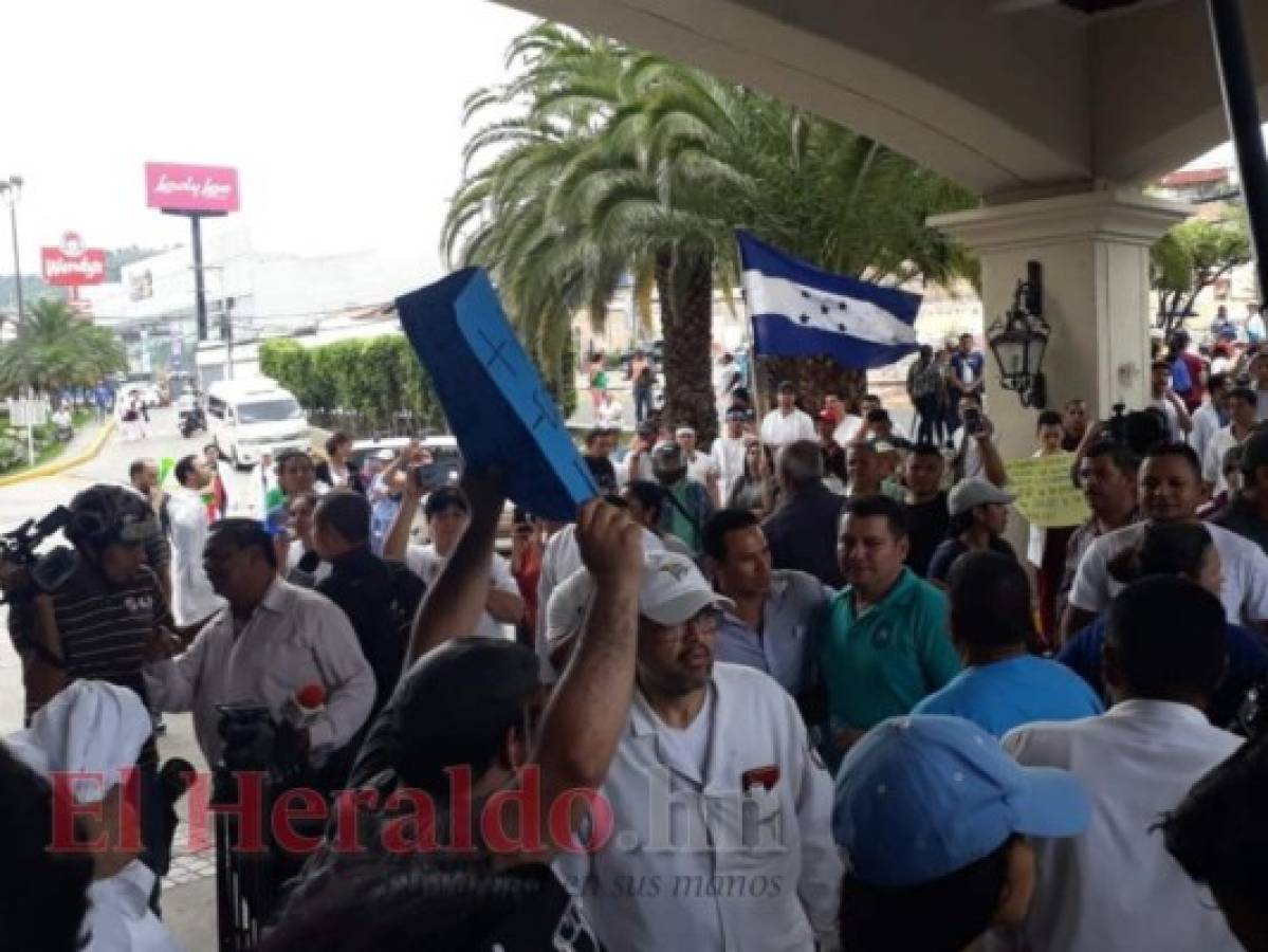 Enfrentamientos y bloqueos dejan movilizaciones de médicos y maestros en Honduras  
