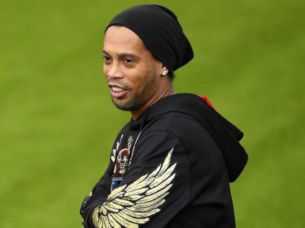 Ronaldinho se dedica a recorrer el mundo llevando magia, fútbol y goles