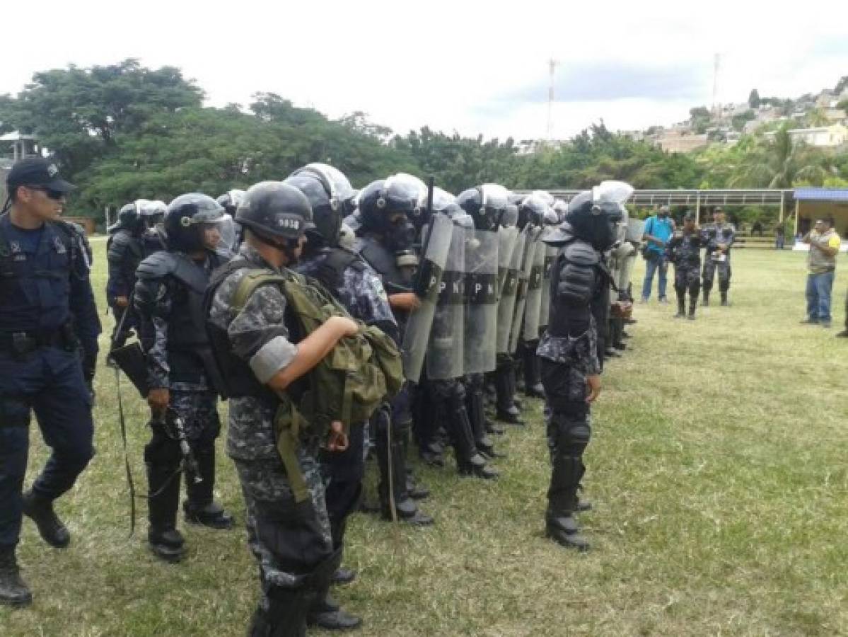 Policía hondureña presenta Unidad Antimotines