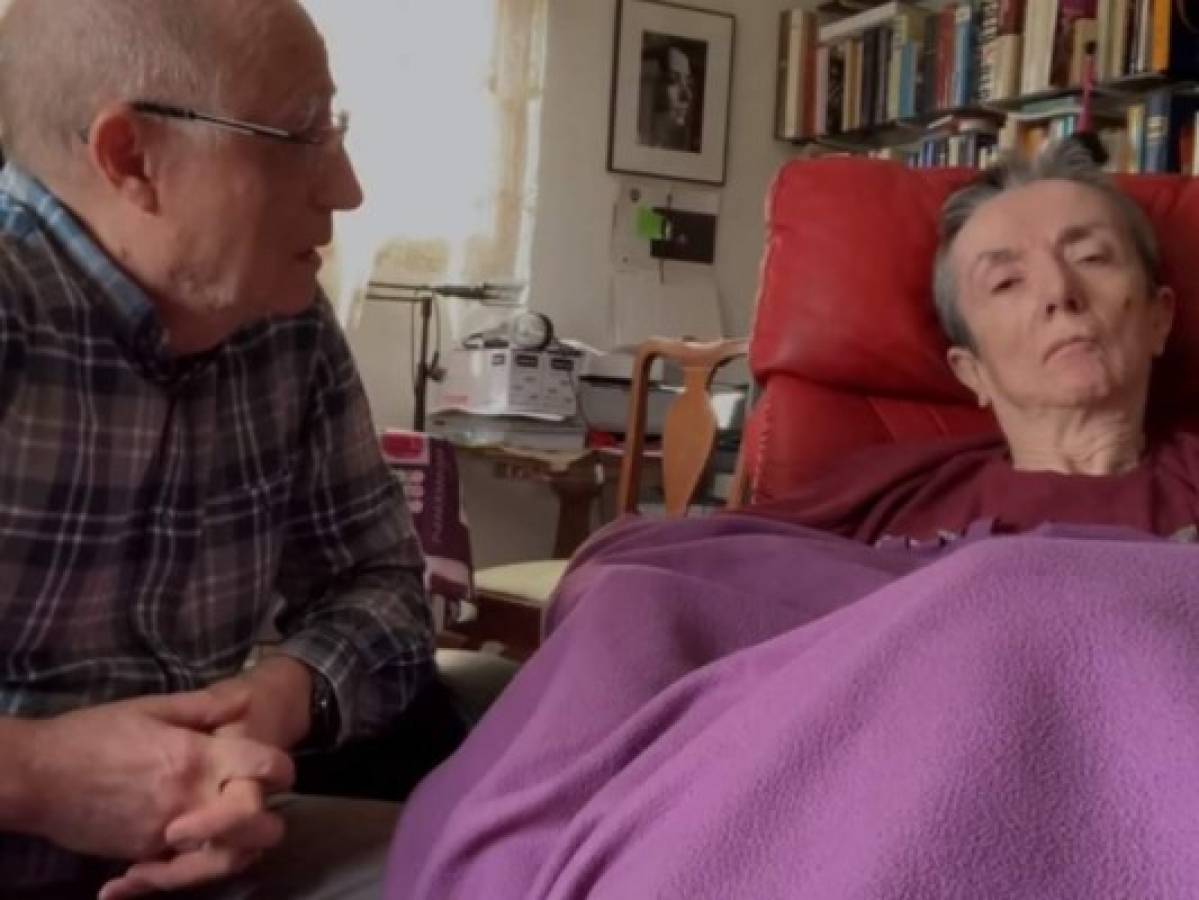 Español ayuda a morir a su esposa con una enfermedad terminal y en un video graba el proceso