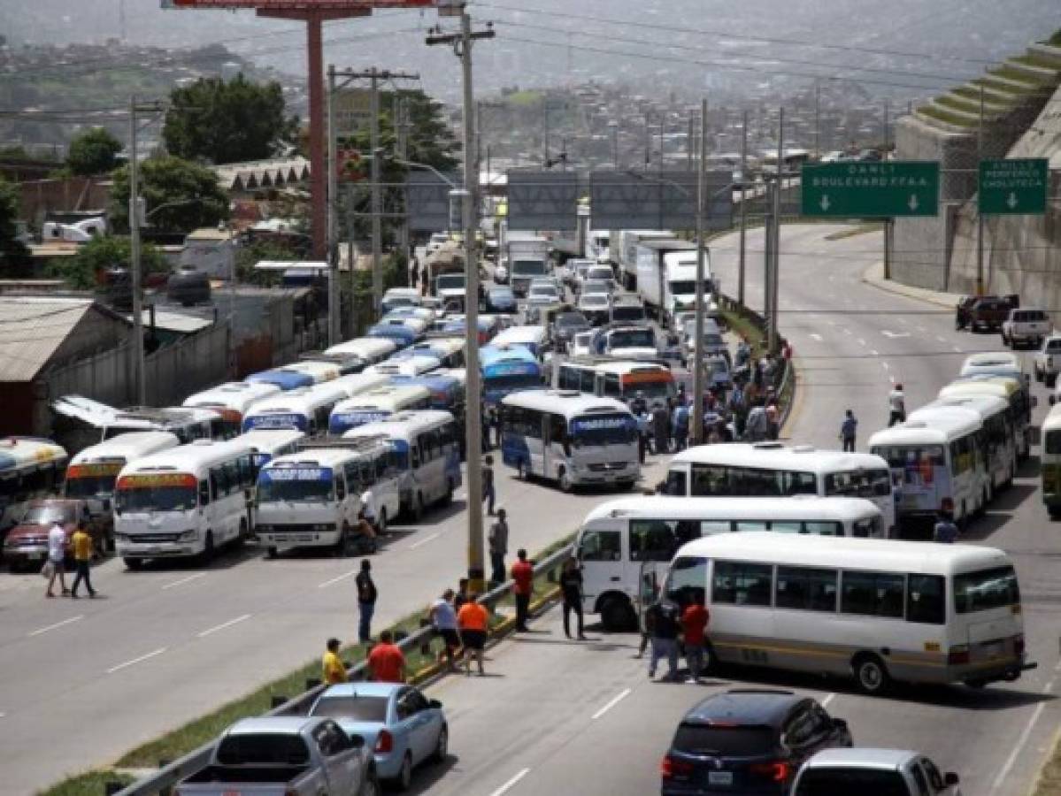 Tomada la salida al norte de la capital tras incendio de buses ejecutivos enfrente de la UNAH