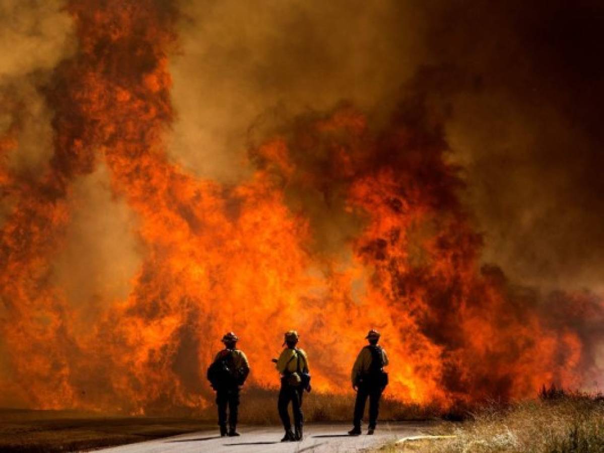 Incendio en el sur de California obliga a realizar evacuaciones