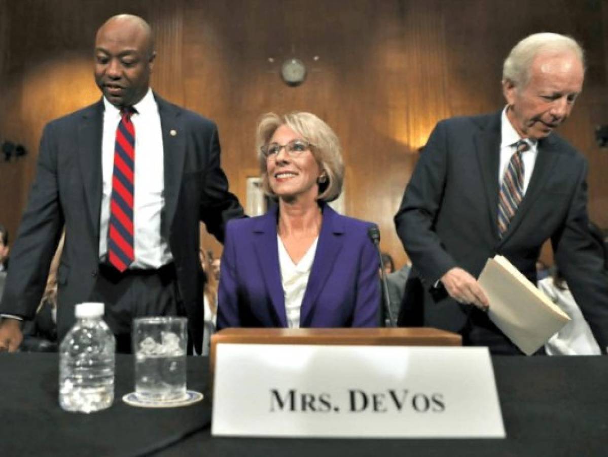 Senado de EEUU confirma a Betsy DeVos como secretaria de Educación en histórico voto de desempate