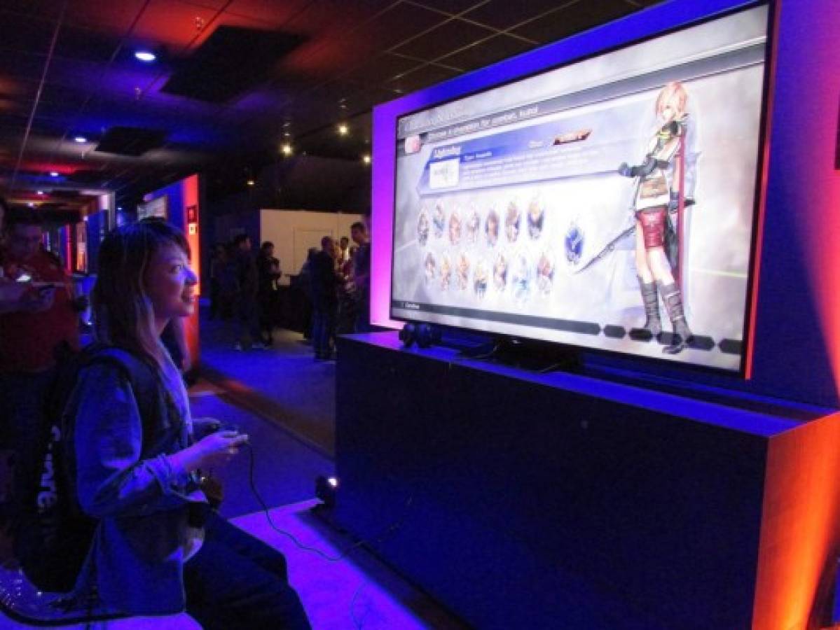 Una chica prueba el nuevo Dissidia Final Fantasy NT de PlayStation 4.