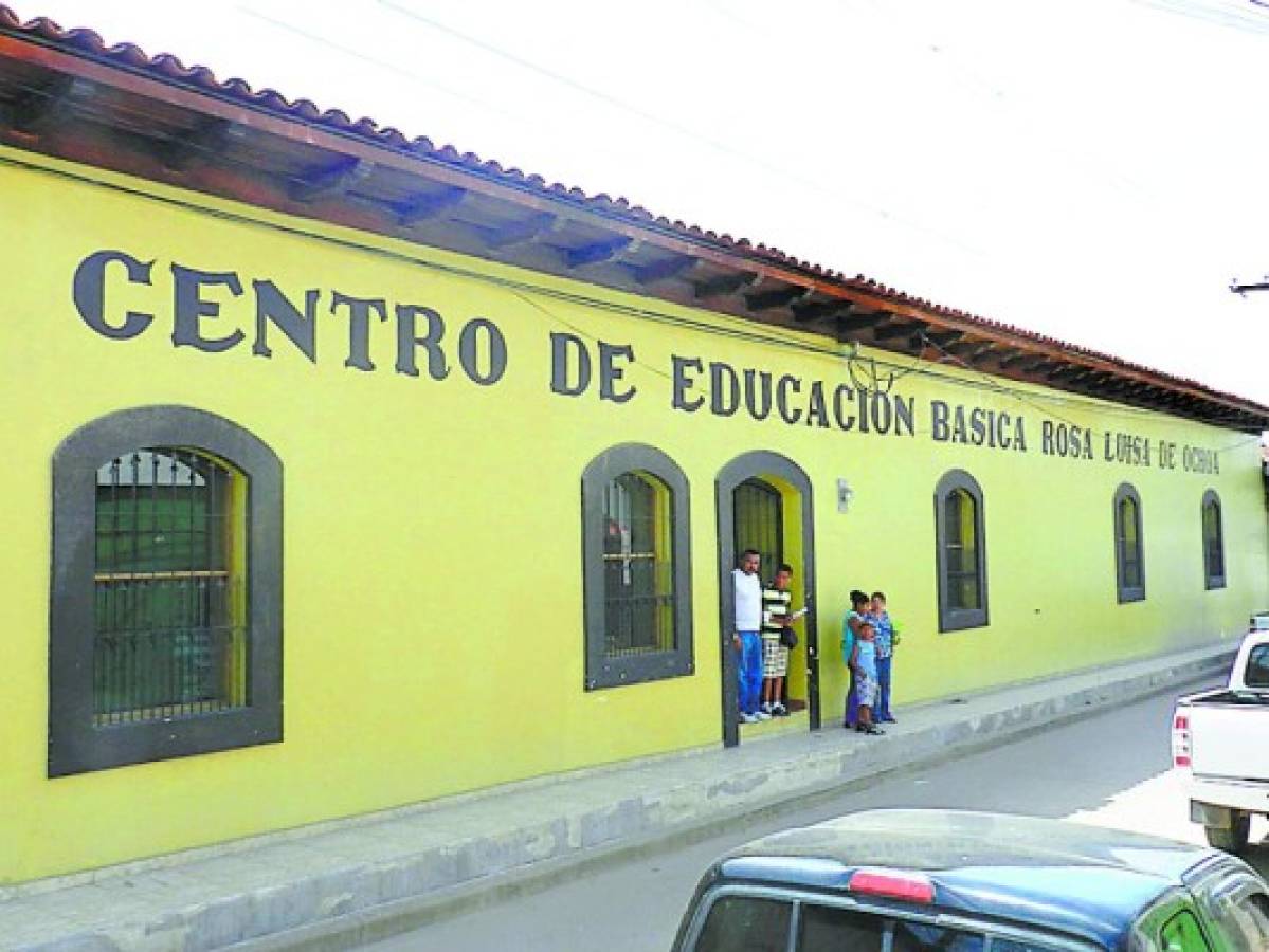 Celebran bodas de oro de reconocido centro básico