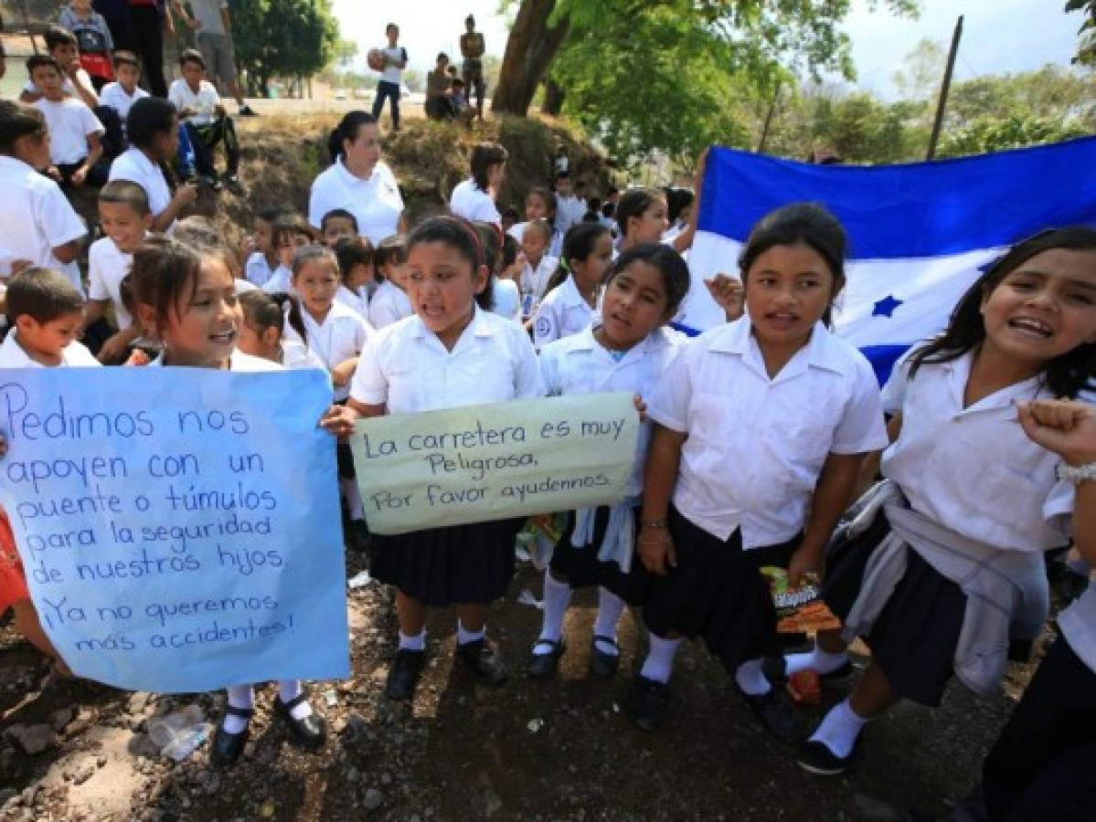 Escolares exigen la construcción de puente peatonal en la capital de Honduras
