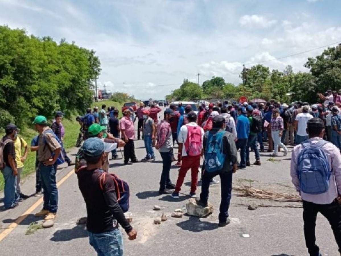 Patronatos de La Paz se toman carretera CA-5 para exigir reparación de calles  