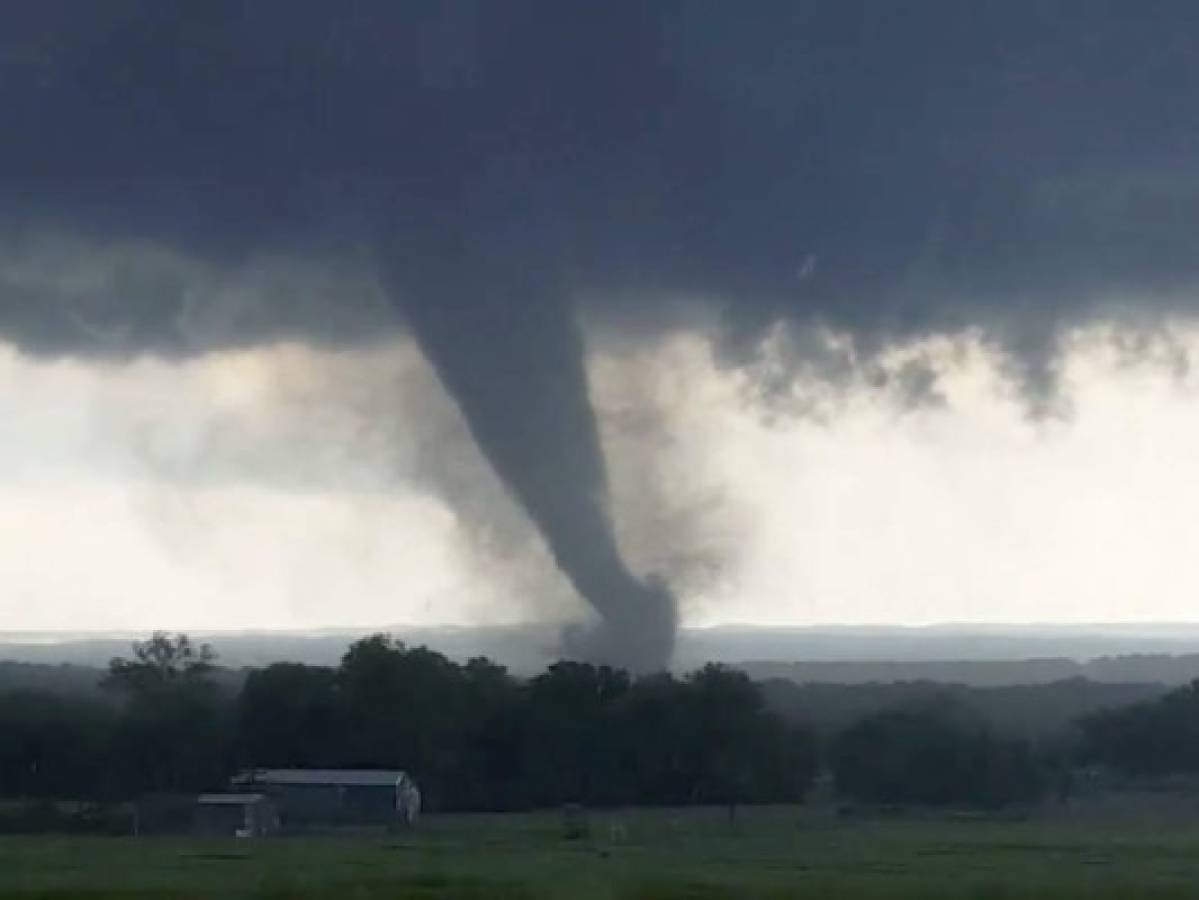 Tornados azotan EEUU; dos muertos y casas destruidas