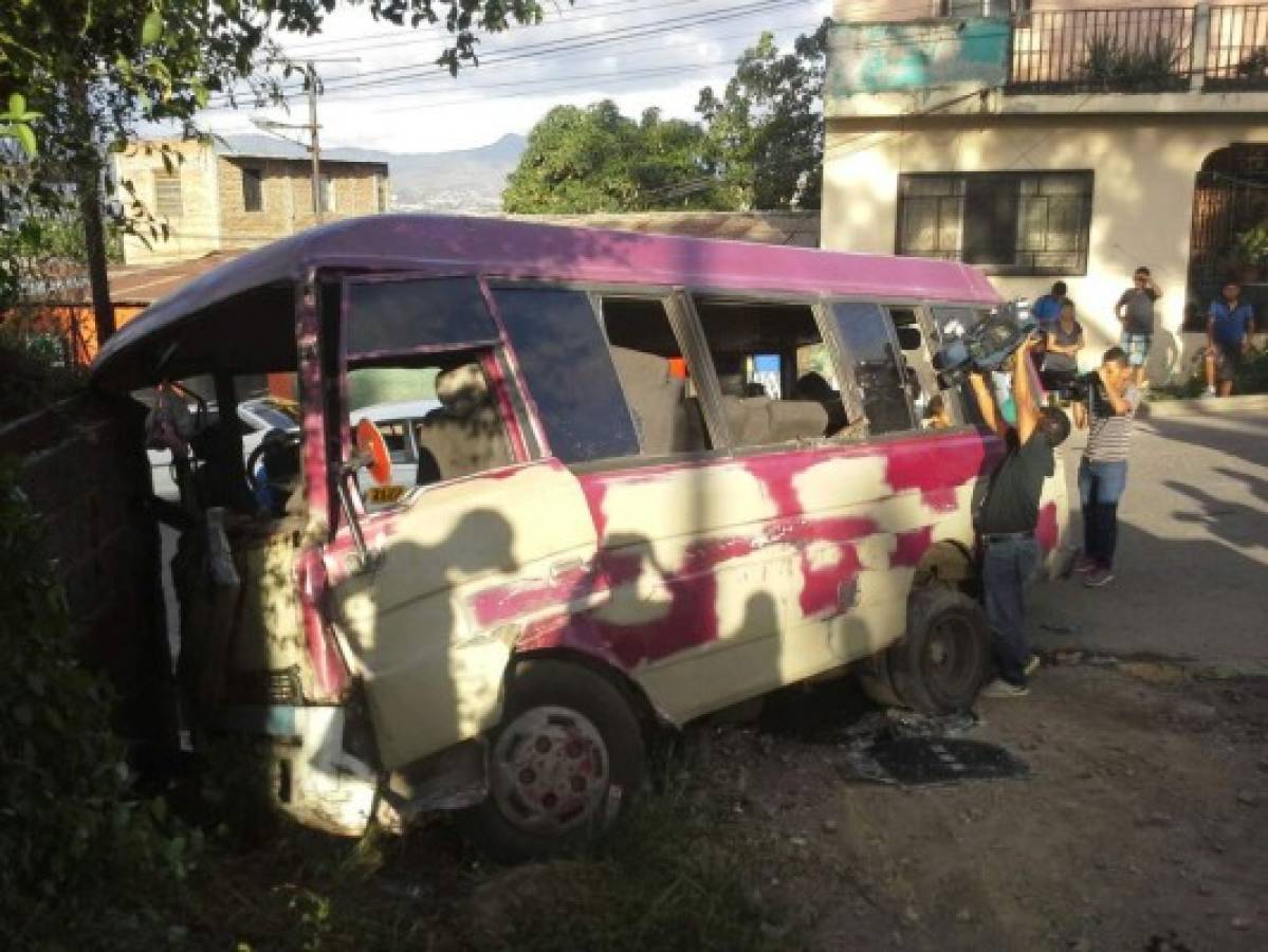 Honduras: 10 personas heridas en choque de bus rapidito contra muro  