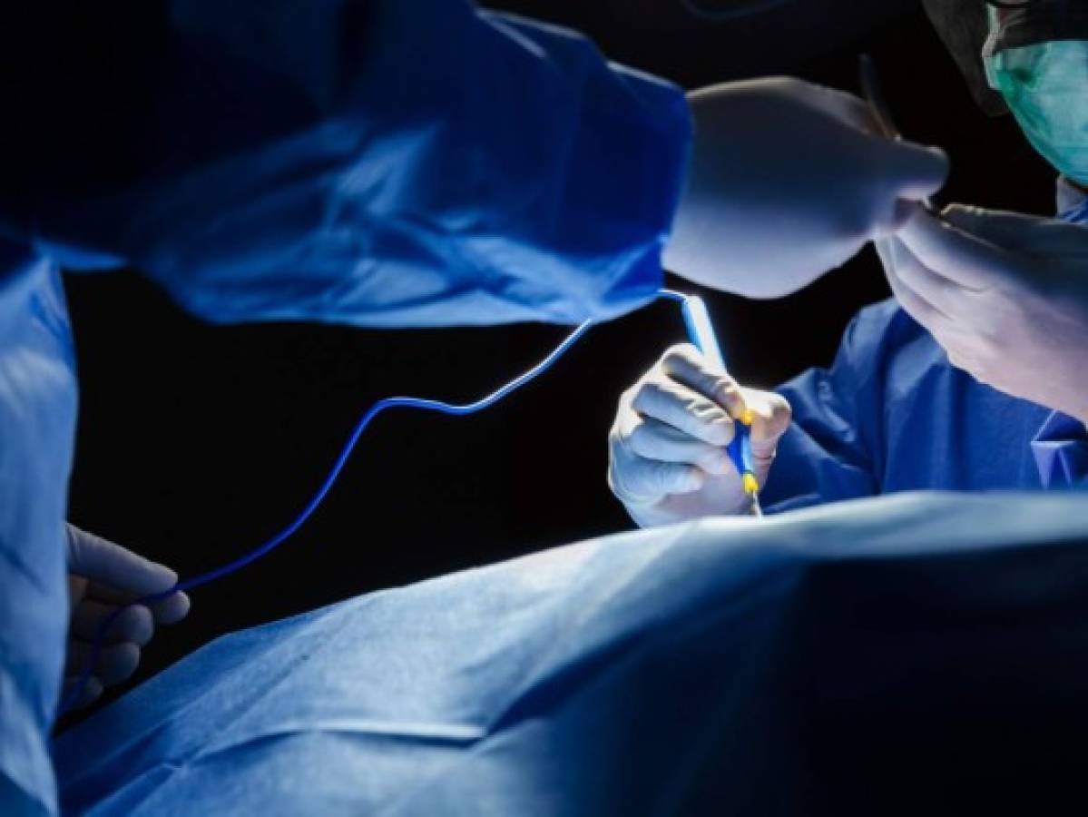 Condenan a cirujano por grabar sus iniciales en hígados de dos pacientes
