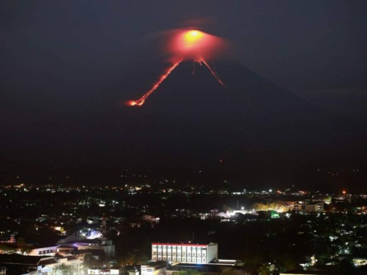 El despertar del volcán filipino Mayón hace huir a miles de personas  
