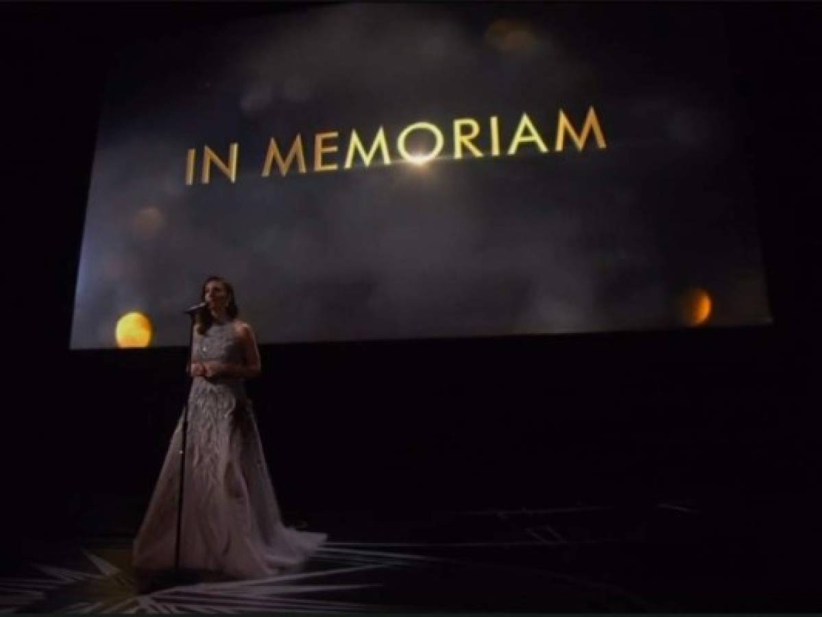Incluyen foto de una productora viva en homenaje del Oscar a fallecidos