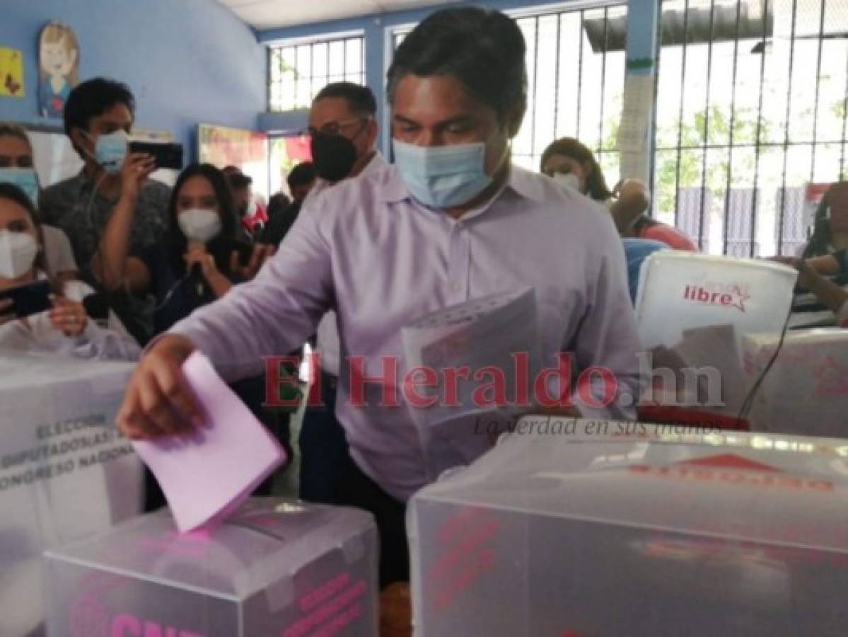 Un entusiasta Wilfredo Méndez acude a votar en Tegucigalpa (Fotos)