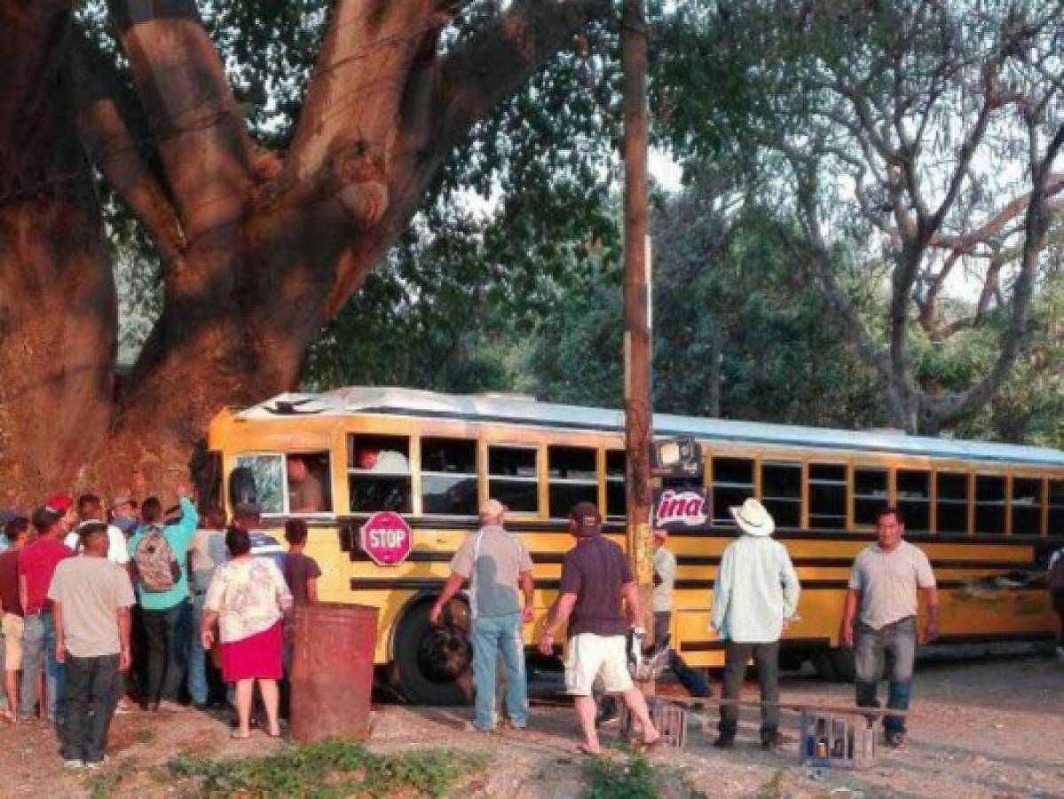 Al menos 15 heridos deja accidente de bus que impactó contra un árbol en Comayagua
