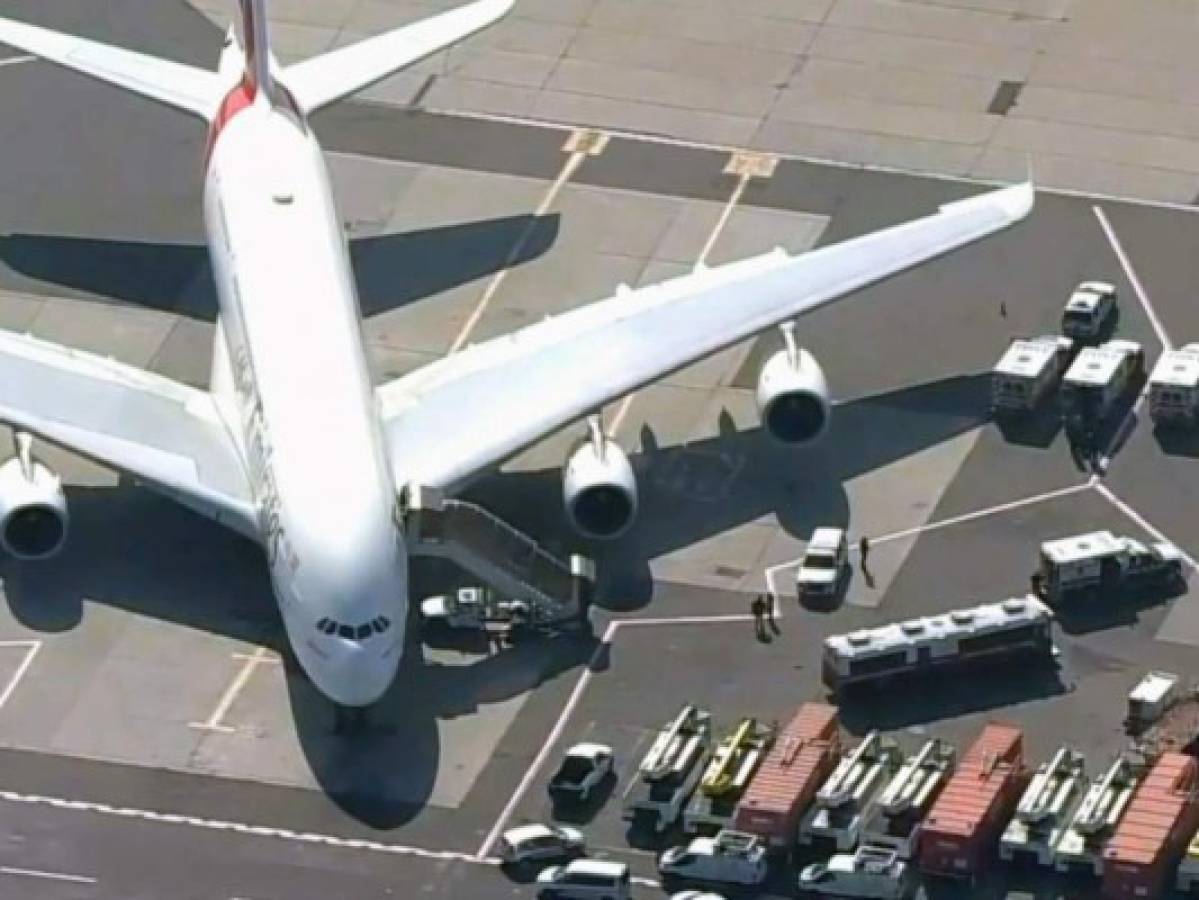 Ponen en cuarentena avión en el que se enfermaron 100 pasajeros