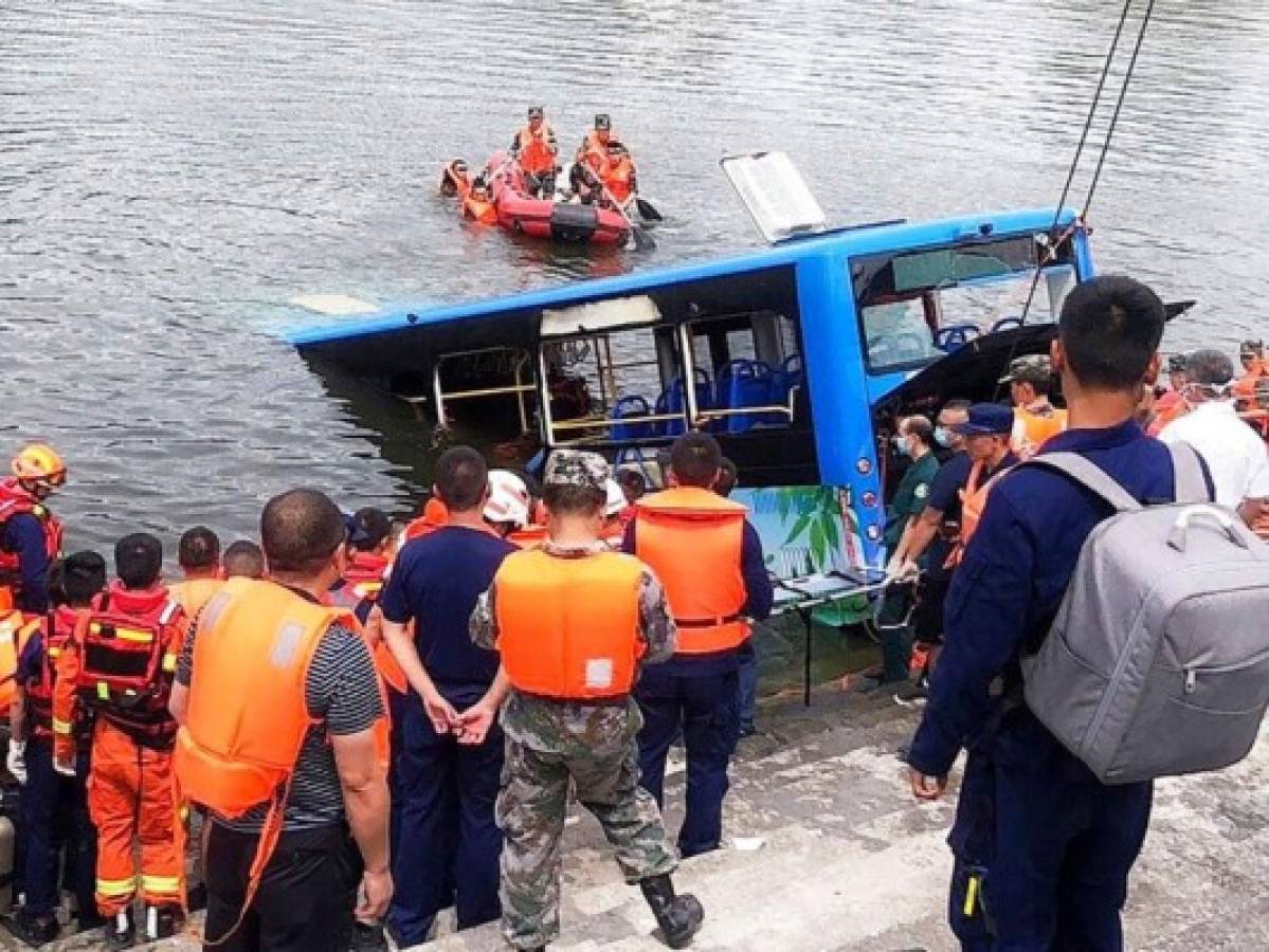 China: 21 personas muertas tras fuerte accidente de autobús