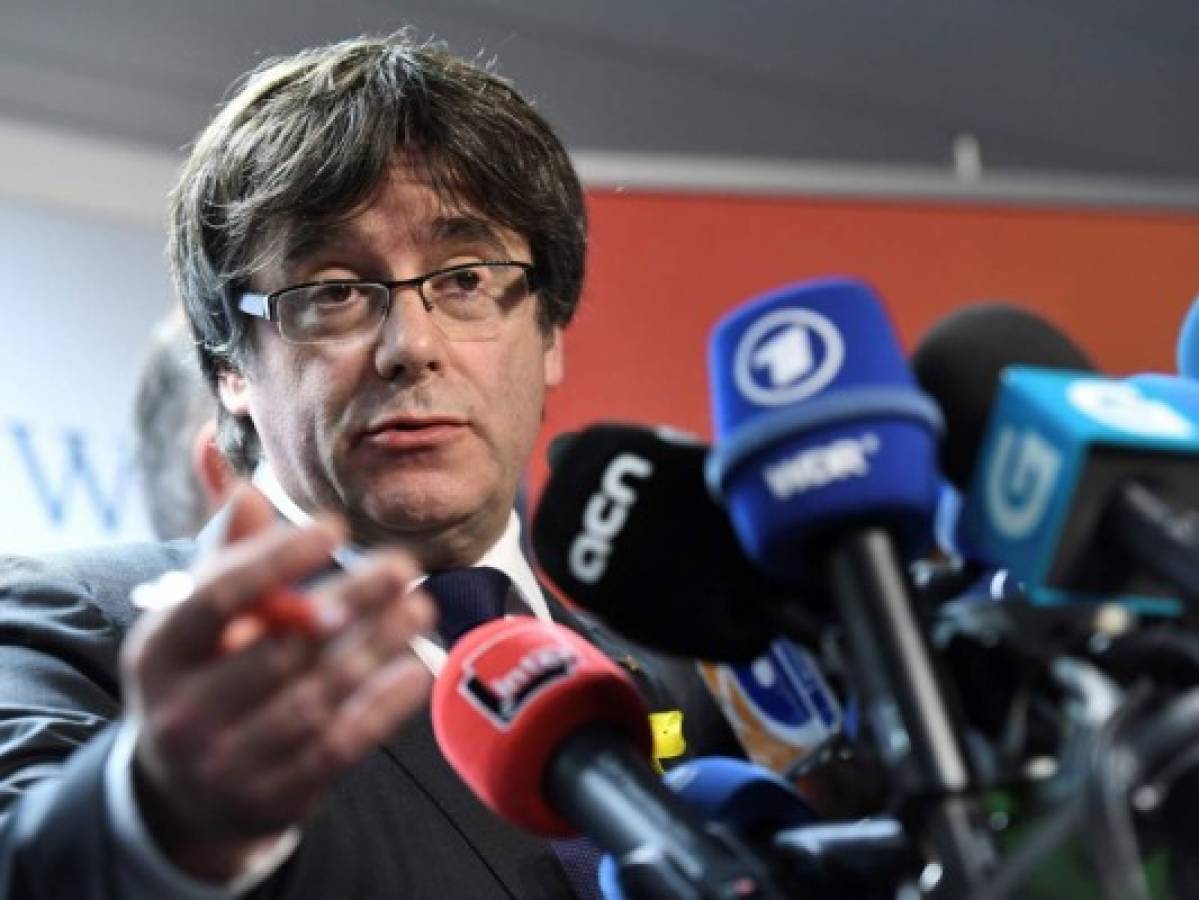 Puigdemont ofrece a Rajoy reunión en el extranjero y deja en el aire su regreso  