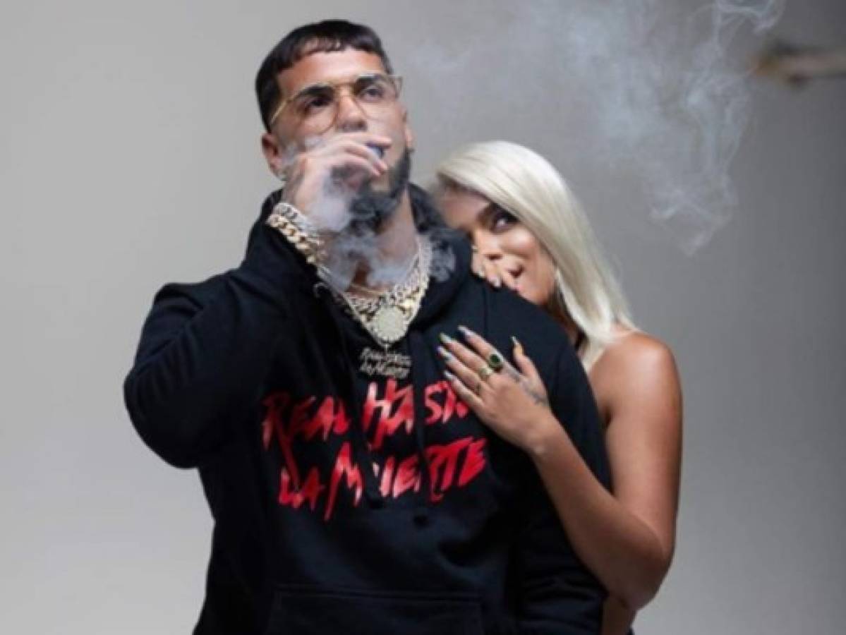 Captan a Anuel AA y Karol G comprando ropa interior